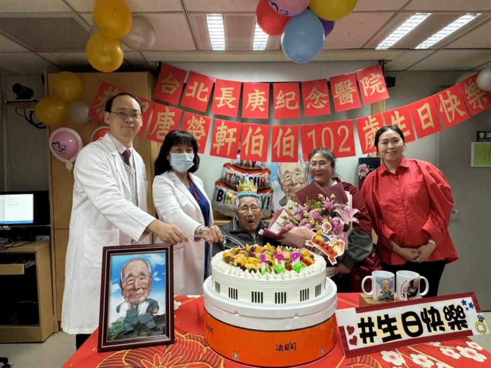 台北長庚醫院為102歲的血液透析病人唐爺爺慶生，期望唐爺爺案例能鼓勵其他病友，積極治療、活出美好人生。（長庚醫院提供）