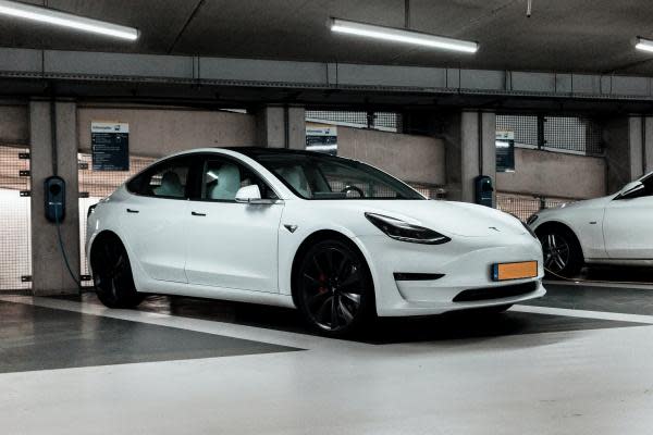 Tesla 3 gets more than a quarter-million orders - CBS News