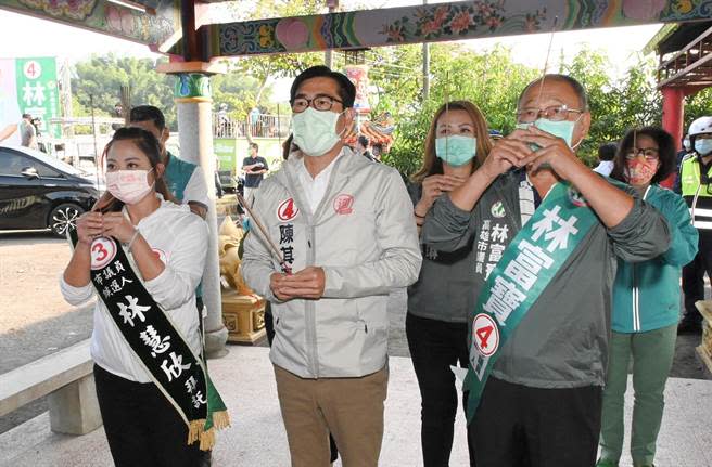 高雄市長陳其邁（前中）21日到六龜區車掃，行前到土地公廟參拜。（林瑞益攝）