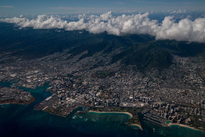 HONOLULU, HI - JUNE 23: An aerial view of Ala Moana Beach Pack and Honolulu from a United Airlines flight out of Los Angeles International Airport flying over the island of Oahu on approach to Daniel K. Inouye International Airport on Wednesday, June 23, 2021 in Honolulu, HI. (Kent Nishimura / Los Angeles Times)