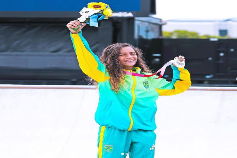 La skater brasilera Rayssa Leal se volvió la medallista olímpica más joven de su país. Fuente: Instagram (@Rayssalealsk8).