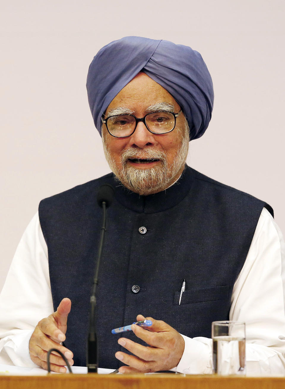 Indian Prime Minster Manmohan Singh addresses a press conference, in New Delhi, India, Friday, Jan. 3, 2014. Prime Minister Singh said Friday he would step aside after 10 years in office, paving the way for Rahul Gandhi to take the reins of the world's biggest democracy if his party stays in power in this year's elections. (AP Photo/Harish Tyagi, Pool)