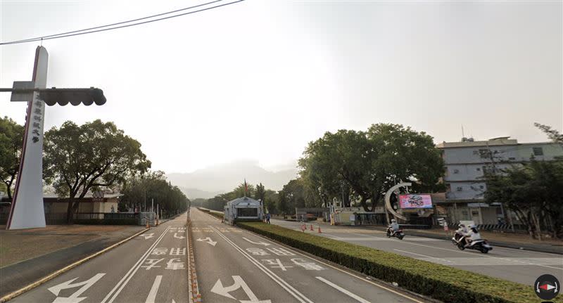 網友看到屏科大新生自摔身亡車禍，好奇google校地多大可以飆車，一看到入口驚呼：「高速公路嗎？」。（圖／翻攝google map）