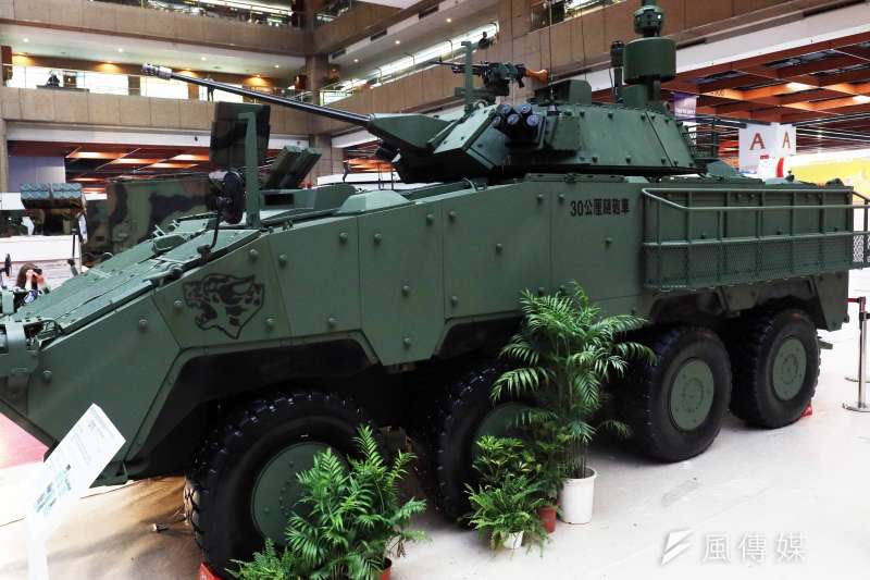 20181024-軍備局長房茂宏中將證實，雲豹甲車30公厘鍊砲構型將量產284輛。圖為2017年航太展所展示的30公厘鍊砲雲豹甲車。（蘇仲泓攝）