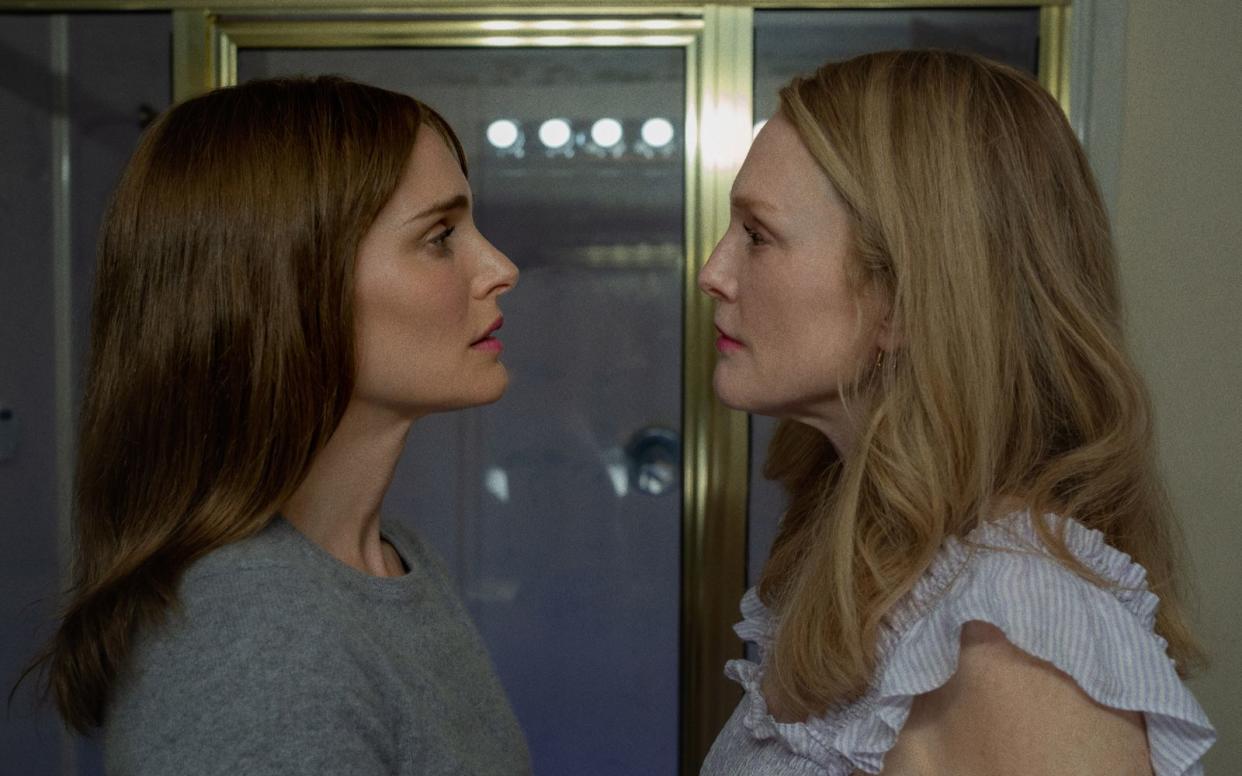 Findet Elizabeth (Natalie Portman, links) Zugang zu Gracie (Julianne Moore), die sie in einem Film verkörpern soll? (Bild: Netflix/François Duhamel)