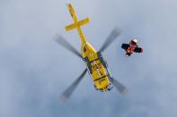 <p>Die Italienerin Nadia Fanchini wird nach einem Sturz im Trainingslauf der Damen-Abfahrt beim Weltcup im österreichischen Zauchensee in einen Rettungshubschrauber gehoben. (Bild: Christian Bruna/EPA) </p>