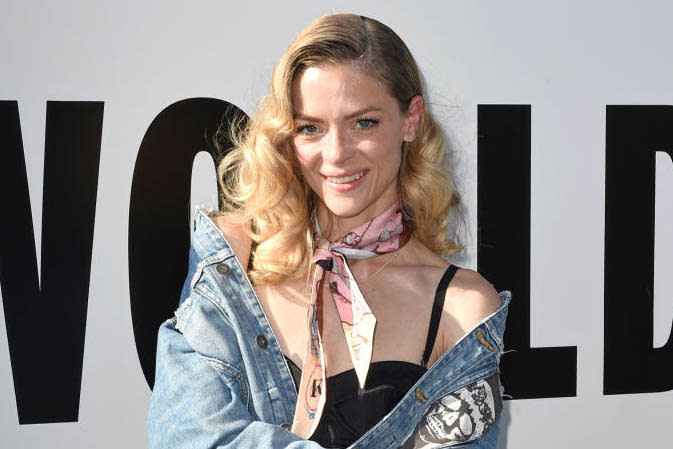 Jaime King trägt zum Jeans-Outfit ein Seidentuch. (Bild: Getty Images)