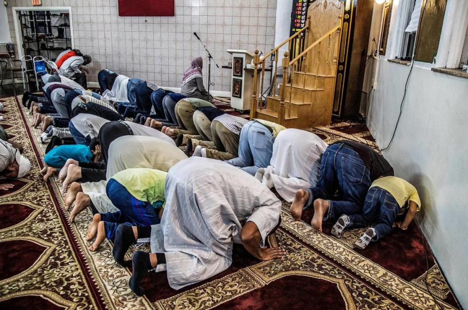 Hombres rezan la oración del maghrib durante la jornada de puertas abiertas del Ramadán en Masjid Al-Ansar,  el jueves 6 de abril de 2023. Masjid Al-Ansar es la mezquita más antigua de la Florida.