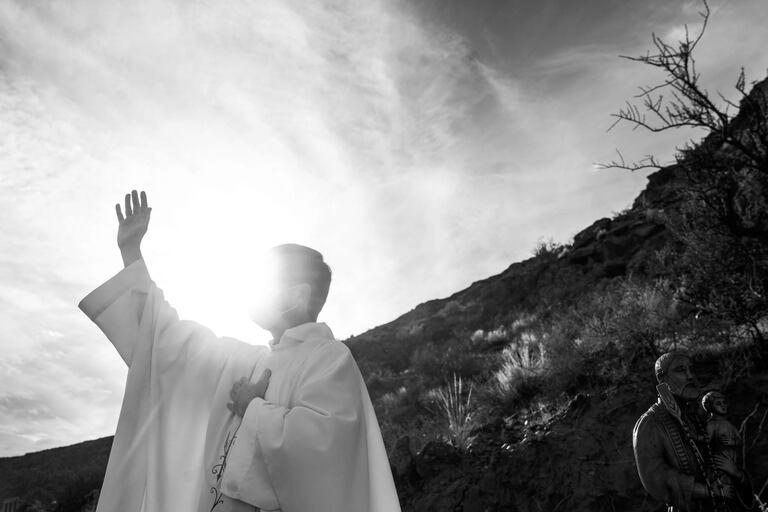 7 de Agosto, 2021. Añelo, Neuquén, Argentina.

Un cura predica en medio de una procesión por el día de San Cayetano, el patrón católico del trabajo.