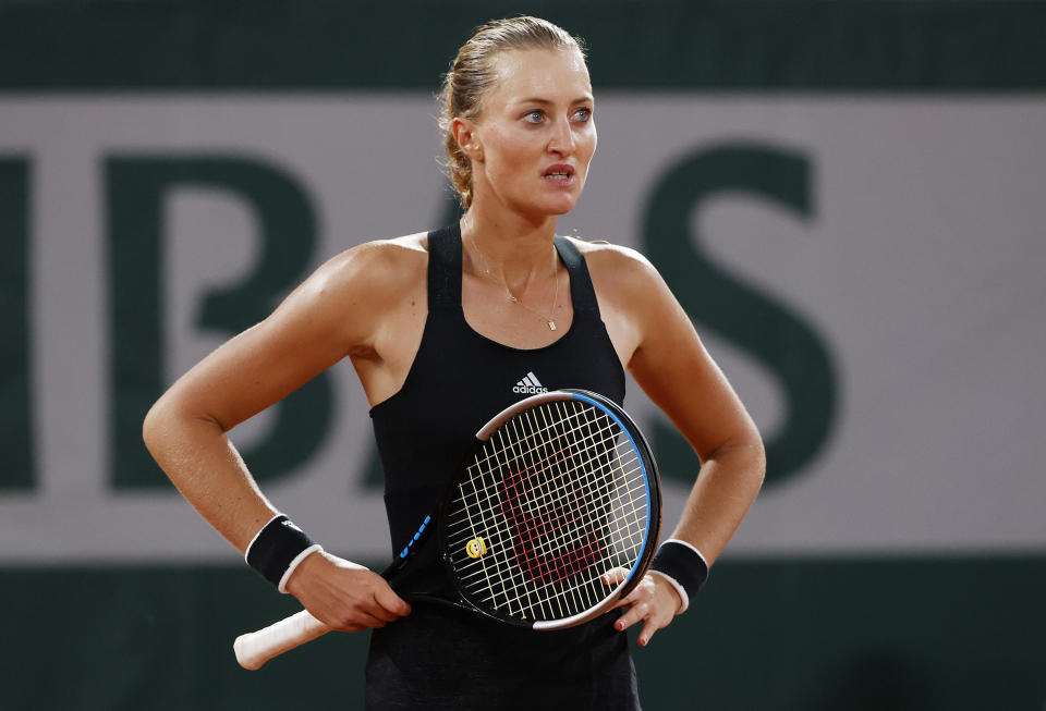 La tenista Kristina Mladenovic sujetando su raqueta con cara de circunstancias.