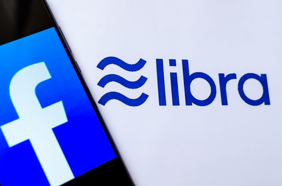 Facebook-Logo auf Smartphone vor Libra-Hintergrund