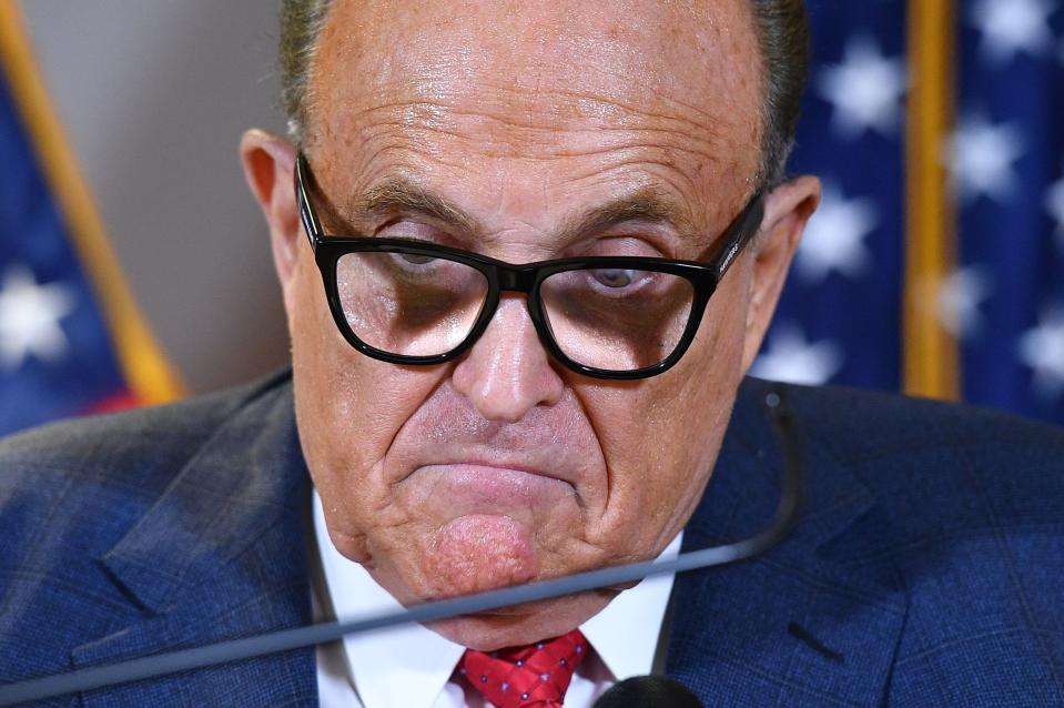 De voormalige burgemeester van New York, Rudy Giuliani, is waarschijnlijk de naamloze "Mede-samenzweerder 1," naar wie in de aanklacht wordt verwezen als een "advocaat die bereid was willens en wetens valse beweringen te verspreiden en strategieën na te streven die de advocaten van de herverkiezingscampagne van beklaagde in 2020 niet zouden doen."