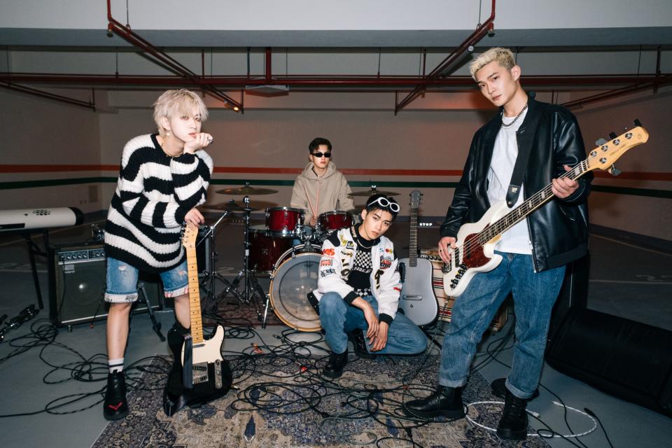 ▲U:NUS推出新歌〈修理偶〉，以樂團形式拍攝MV。左起：吳昱廷、高有翔、蔡承祐、高胥崴。