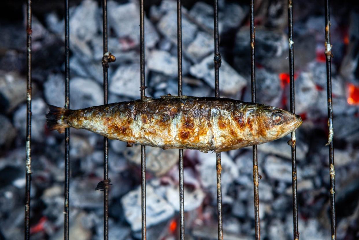   <span class="attribution"><a class="link " href="https://www.shutterstock.com/es/image-photo/sardines-roasted-on-charcoal-typical-portuguese-2048921024" rel="nofollow noopener" target="_blank" data-ylk="slk:John Littlehand / Shutterstock;elm:context_link;itc:0;sec:content-canvas">John Littlehand / Shutterstock</a></span>