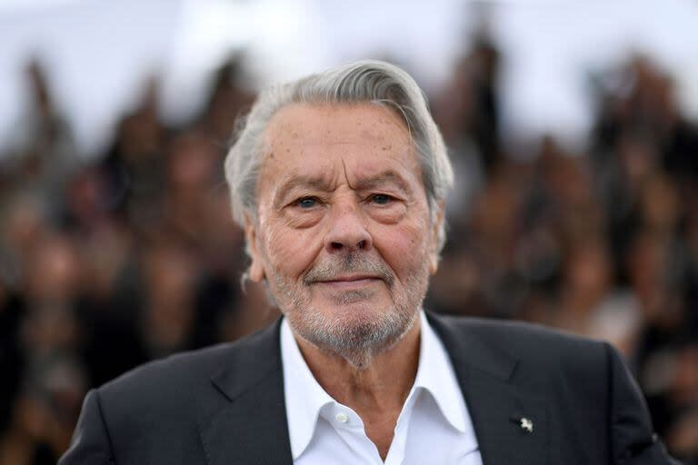 Tras sufrir un accidente cerebrovascular, Alain Delon vive con una cuidadora, que ahora sus hijos denuncian por “secuestro y acoso moral”