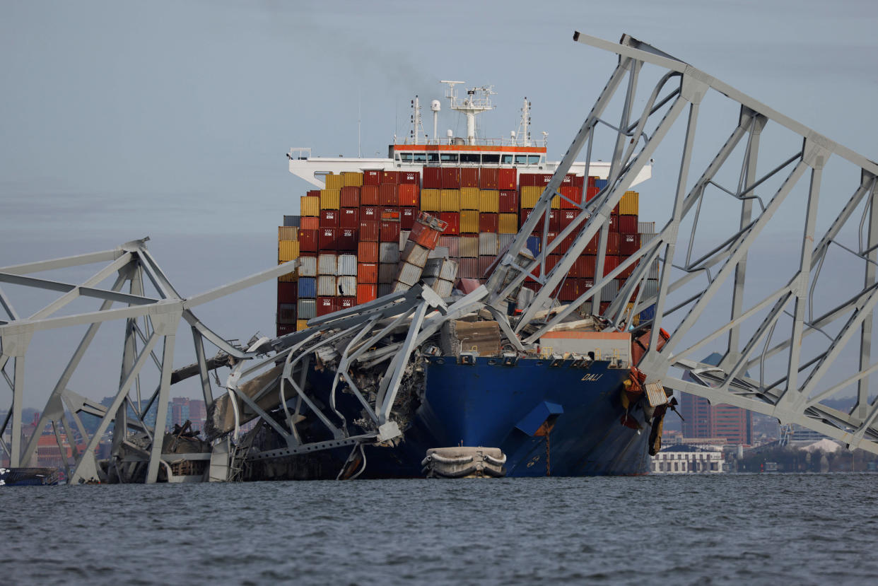 Des grues ont commencé à arriver ce jeudi 28 mars à Baltimore, dans l’est des États-Unis, dans le but de dégager les débris du pont qui s’est écroulé mardi. 