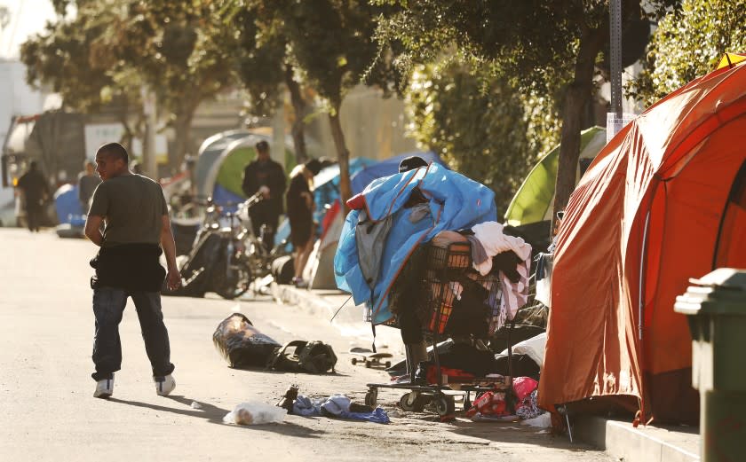 VENICE, CA - JANUARY 30, 2020 Homeless people living on 3rd avenue near Rose Avenue in Venice prepare for a scheduled clean up. We are talking to homeless people in Venice about enforcement of sidewalk sleeping rules. (Al Seib / Los Angeles Times)
