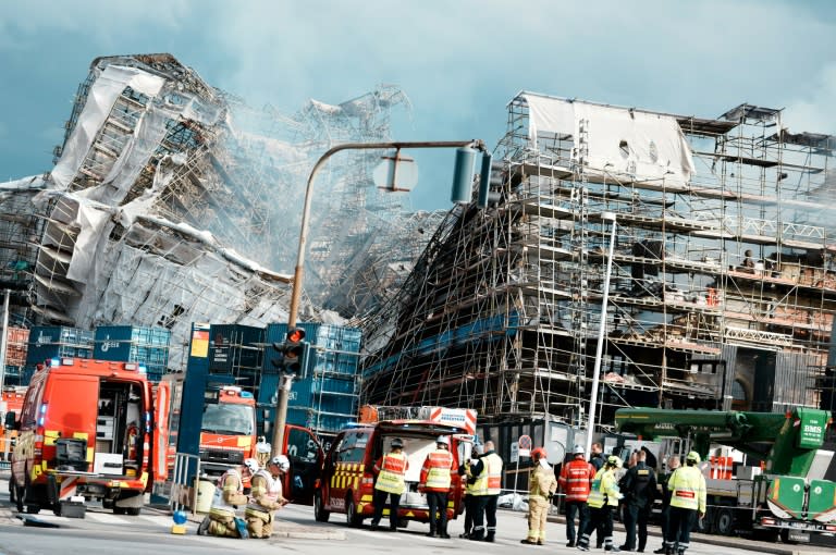 La fachada de la incendiada antigua Bolsa de Copenhague se derrumba el 18 de abril de 2024 (Thomas Traasdahl)