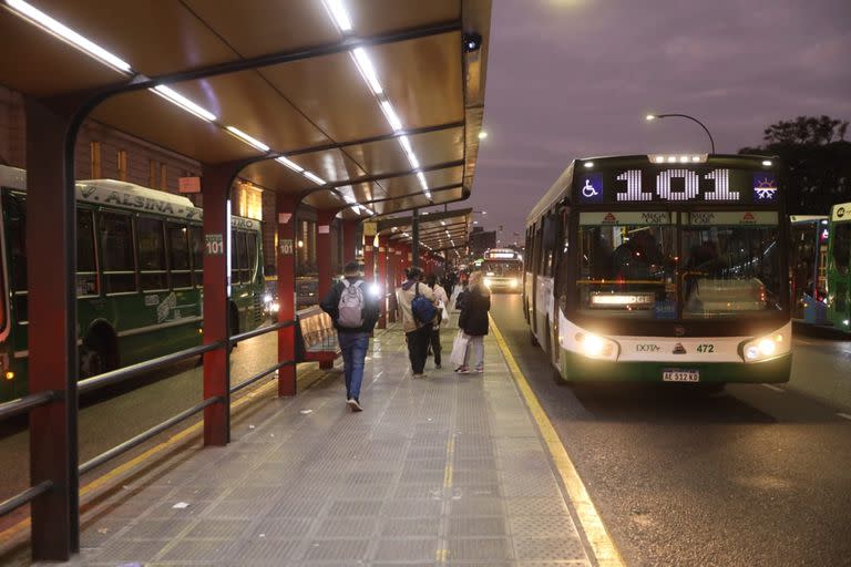 El paro de colectivos en más de 100 líneas que operan en el AMBA reduce su frecuencia durante la semana y suspende su servicio entre 22 y 5