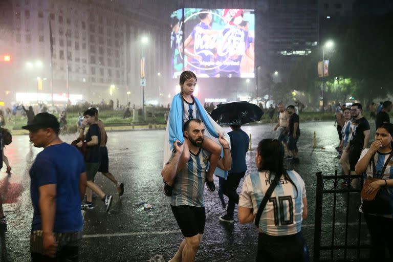 Festejos en el Obelisco por el triunfo de la selección de Argentina frente al equipo de los Países Bajos