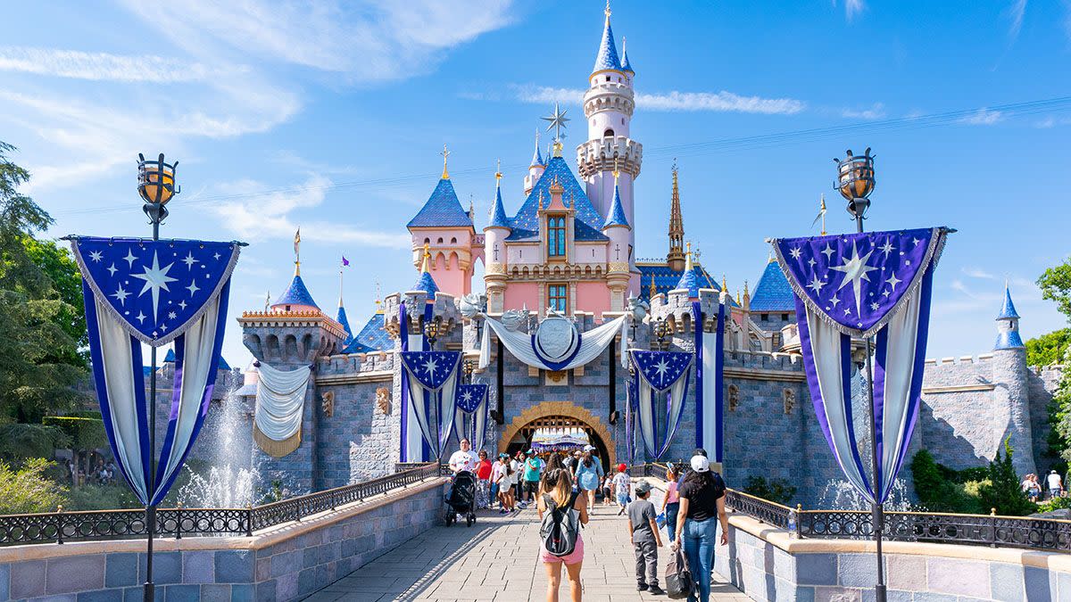 Online ads claimed that Disney was hiring urgently and nationwide for various remote data entry and customer service positions, including some that would come with free theme park tickets to Disneyland or Disney World. 