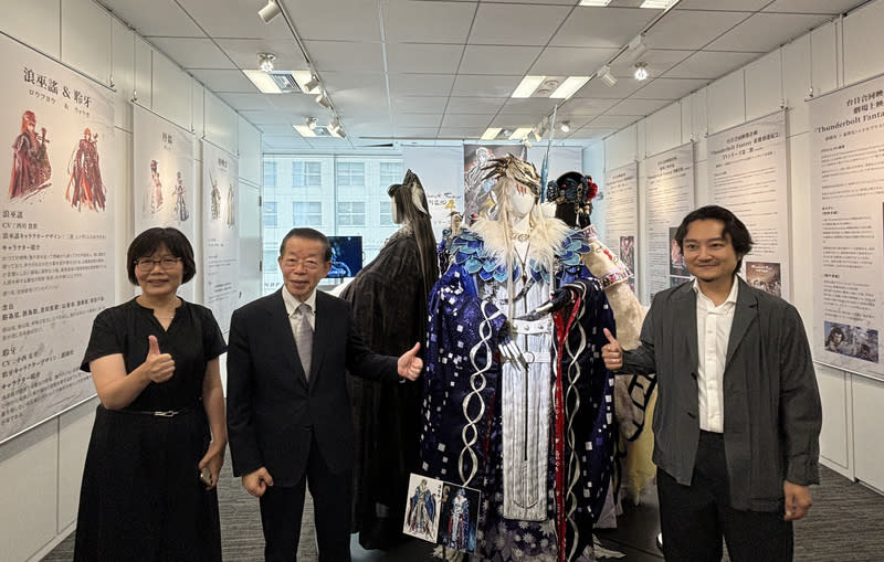 霹靂布袋戲跨界IP展  日本展出寶塚戲服 「傳承與創新-霹靂布袋戲跨界IP展」20日在東京的台 灣文化中心揭幕，特別情商寶塚出借台日合作布袋戲 「東離劍遊紀」跨界改編音樂舞台劇的角色服裝道 具，駐日代表謝長廷（中）、霹靂國際多媒體總經理 黃亮勛（右）與駐日台灣文化中心主任王淑芳（左） 與戲服合影。 中央社記者戴雅真東京攝  113年6月20日 