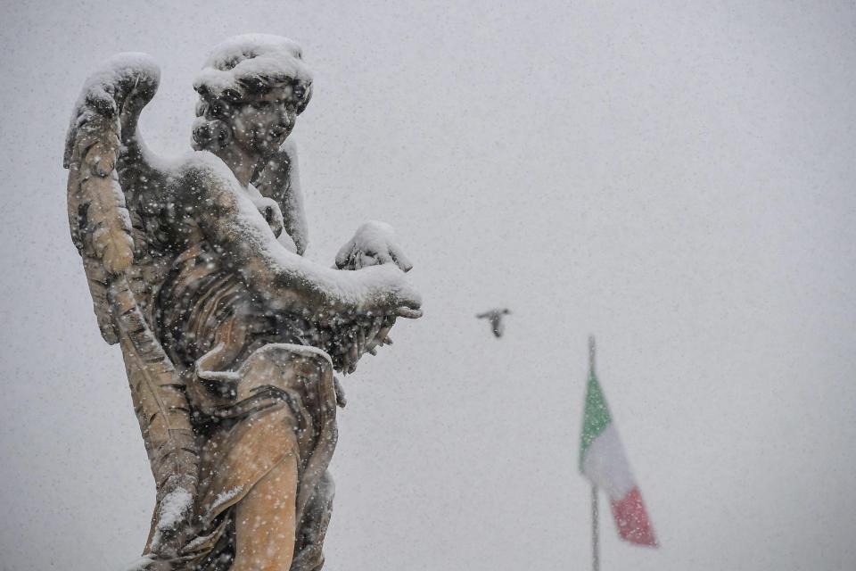 ROM03. ROMA (ITALIA), 26/02/2018.- Uno de los ángeles que decoran el puente de Sant’ Angelo cubierto de blanco durante una intensa nevada en Roma, Italia, hoy, 26 de febrero de 2018. La ola de frío siberiano, que han llamado Burian, llegó ayer a Italia provocando copiosas nevadas en el norte y un frío intenso que ha llegado hasta los 20 grados bajo cero en algunas localidades y hoy alcanzó el centro del país y Roma, donde los colegios permanecen cerrados. EFE/ ALESSANDRO DI MEO