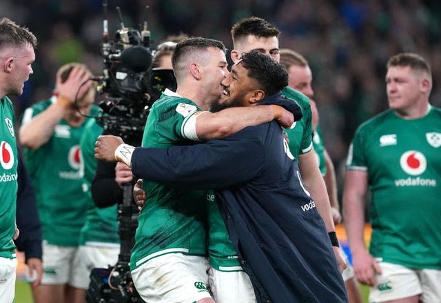 Bundee Aki, right, will be seeking advice from regular Ireland skipper Johnny Sexton, left