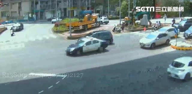 警方開車鳴笛開道。（圖／翻攝畫面）