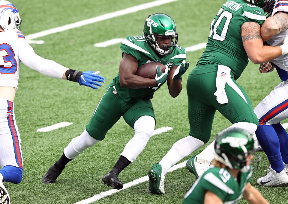 Running back Frank Gore #21 of the New York Jets runs with the ball for a first down in the first quarter against the the Buffalo Bills at MetLife Stadium on October 25, 2020 in East Rutherford, New Jersey. (Photo by Elsa/Getty Images)