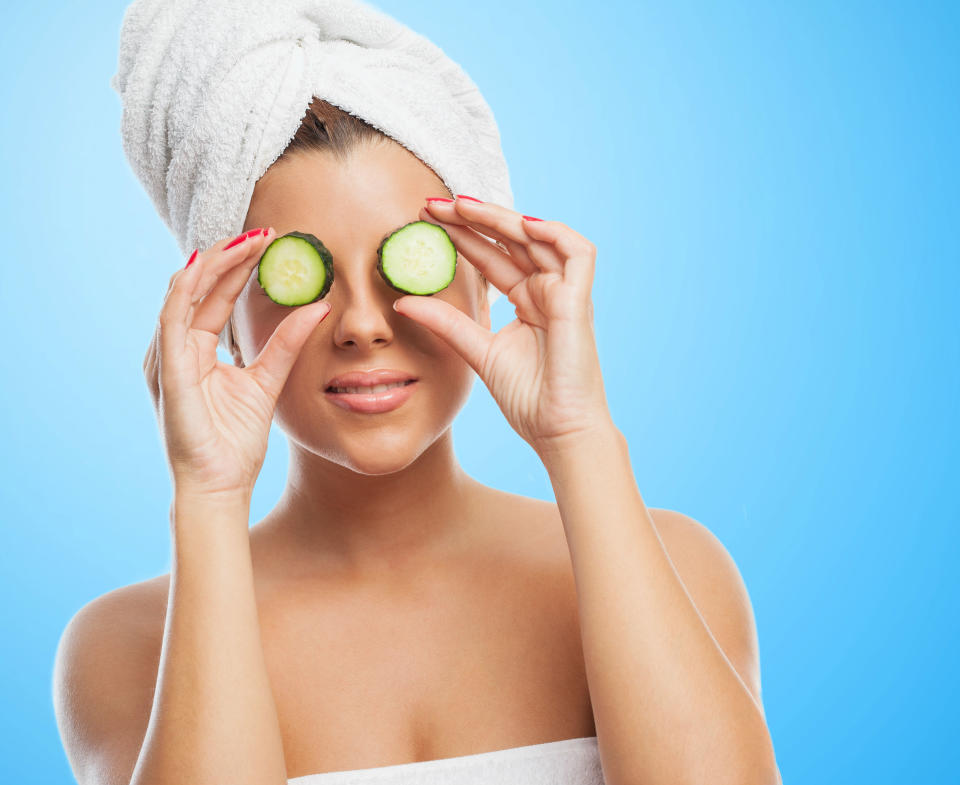 <p>El pepino no solo es un gran remedio para reducir las ojeras, sino también para eliminar las manchas solares. Solo tienes que triturar un trozo de esta hortaliza (con cáscara), mezclarla con Glicerol y aplicar el resultado de esta combinación en la zona afectada. Déjalo que actué durante 15 minutos. (Foto: Freepik / <a rel="nofollow noopener" href="https://www.freepik.es/foto-gratis/mujer-sonriente-con-los-pepinos-en-los-ojos_1026031.htm" target="_blank" data-ylk="slk:asier_relampagoestudio;elm:context_link;itc:0;sec:content-canvas" class="link ">asier_relampagoestudio</a>). </p>