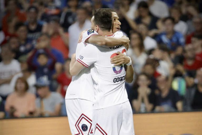Se abrazan Messi y Mbappé, los socios en los dos goles del argentino
