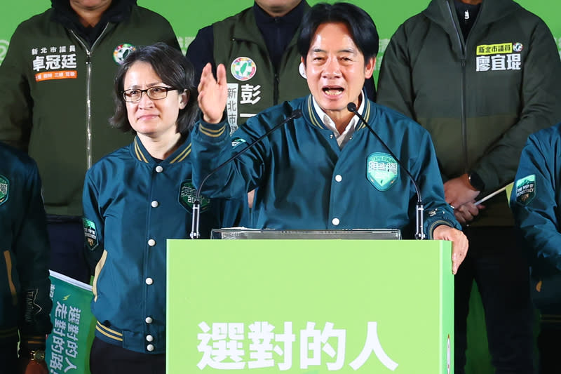 民進黨3日在新北市土城區舉行選前造勢晚會，正副總統候選人賴清德（右）、蕭美琴（左）出席，籲請選民全力相挺。賴清德強調，要粉碎中國介選的最好手段，就是「中國支持誰，就絕對不能讓這個人當選」。（中央社）