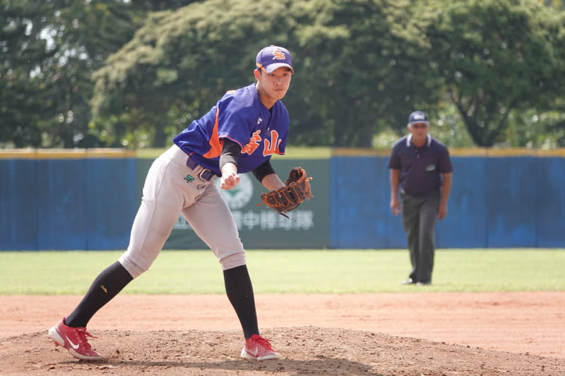 吳祉恩U18東岸聯盟完投敗  對手教頭給好評 U18東岸聯盟棒球賽壽山高中先發投手吳祉恩（前） 展現壓制力，前6局僅失2分，7局因為牽制失誤多掉2 分，完投7局球隊以3比4吞敗，吳祉恩是敗投，但對 手高雄市A隊總教練洪榮宏稱讚他對投內角很有自 信。 中央社記者謝靜雯攝  113年4月5日 