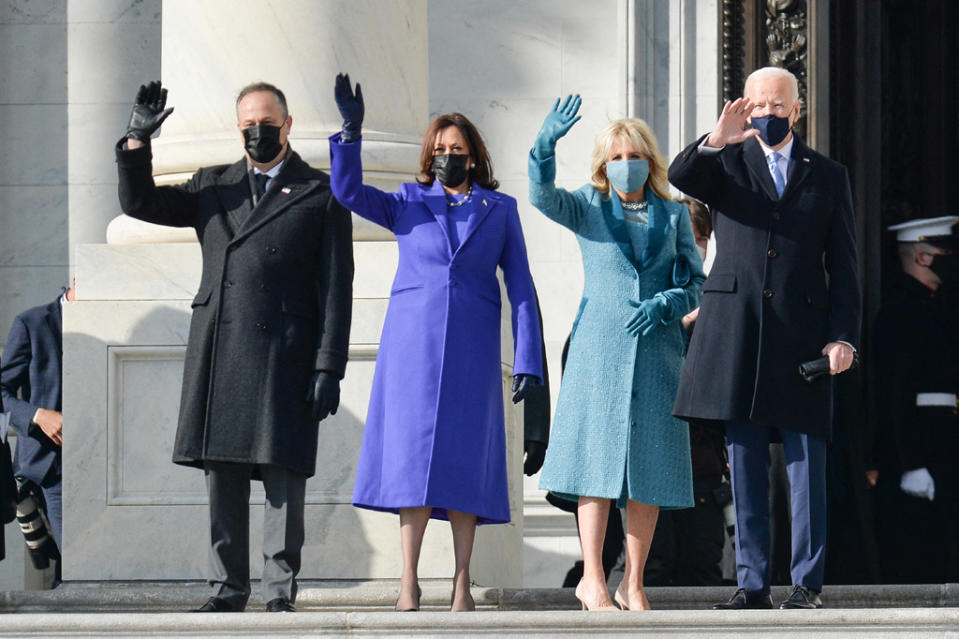 Doug Emhoff, Kamala Harris, Jill Biden et Joe Biden saluent la foule à Washington