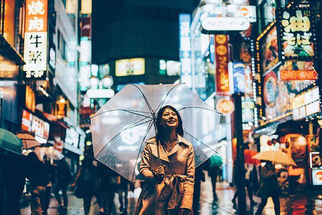 Une femme seule à Tokyo au Japon.