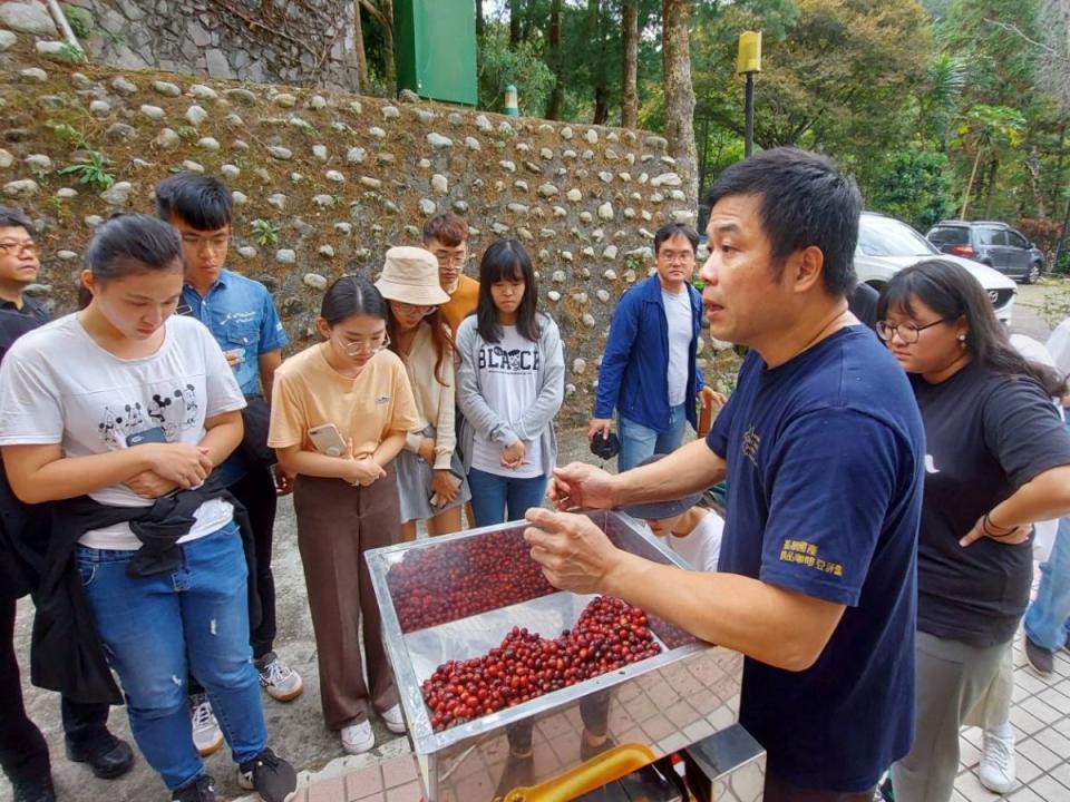 爸爸節到來，台中市立圖書館推出閱讀好爸氣系列活動，還有職人系列，石岡分館就邀請具爸爸及小農身份的咖啡職人分享咖啡種植心得，現場分享咖啡點心。（圖：中市府提供）
