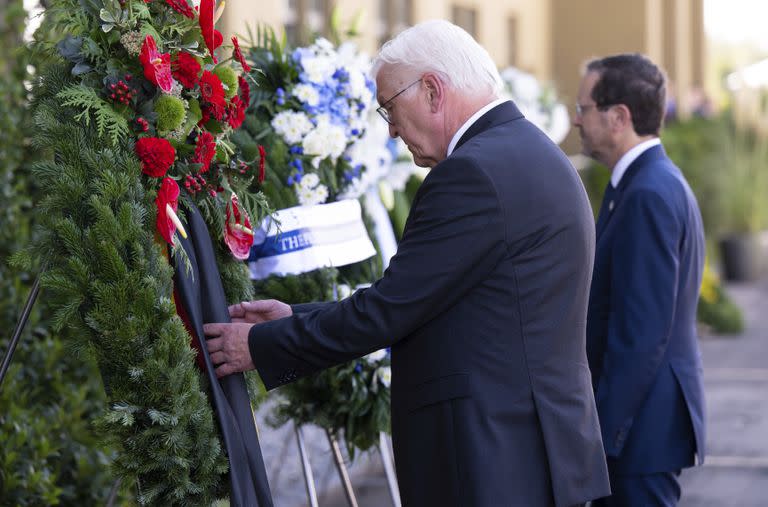 El presidente de Alemania Frank-Walter Steinmeier y el presidente de Israel Isaac Herzog,  colocan una ofrenda floral durante la ceremonia en Munich (Archivo)