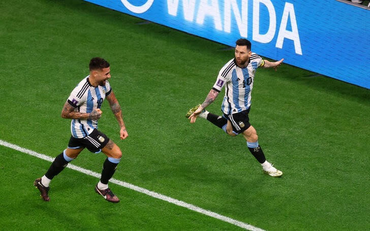 Foto del sábado del capitán de Argentina Lionel Messi celebrando con Nicolas Otamendi tras marcar ante Australia