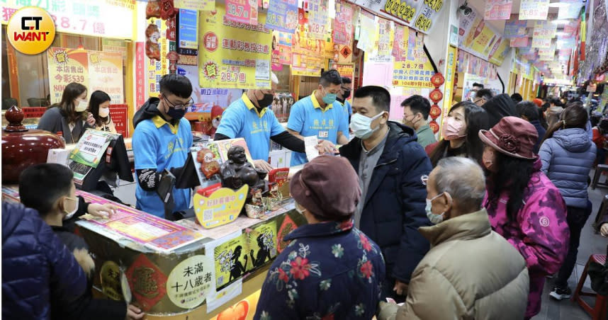 許多球迷購買運彩試手氣。（示意圖／侯世駿攝）