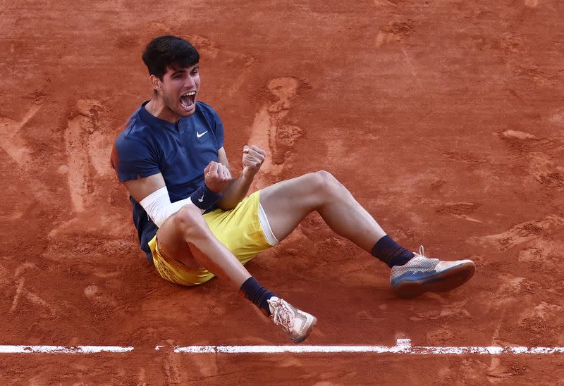 El tenista español Carlos Alcaraz celebra tras ganar el Abierto de Francia luego de superar en la final al alemán Alexander Zverev