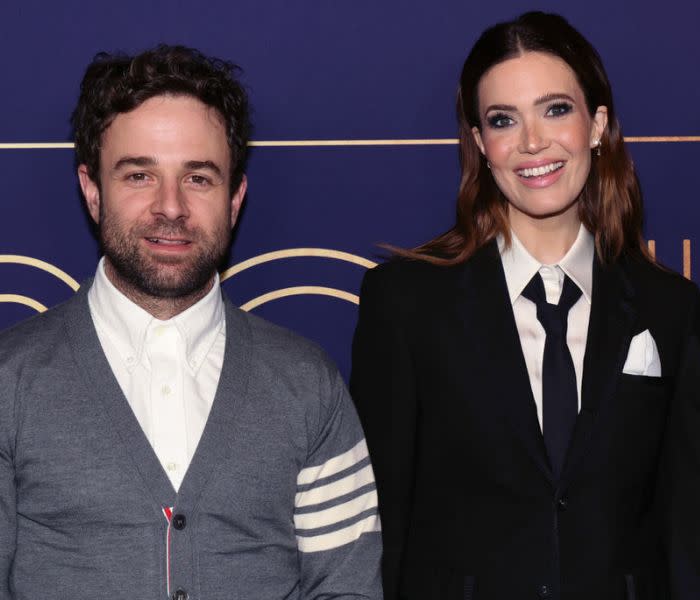 Mandy Moore y su marido posan en un evento musical