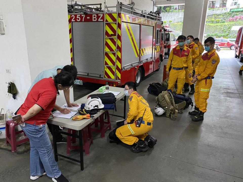 基隆市特搜隊模擬限時集結，順利在時間內完成集結。（記者張上耕翻攝）