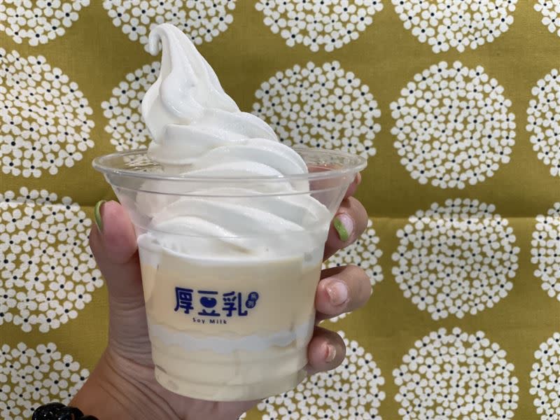 「厚豆乳霜淇淋」首次加料製成「杏仁豆腐聖代」。（圖／記者馮珮汶攝）