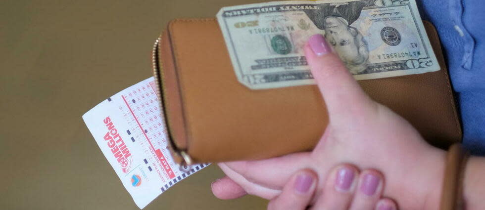 Un parieur attend pour acheter ses billets de loterie Mega Millions dans un dépanneur 7-Eleven à Chino Hills, Californie, le 28 juillet 2022.    - Credit:RINGO CHIU / AFP