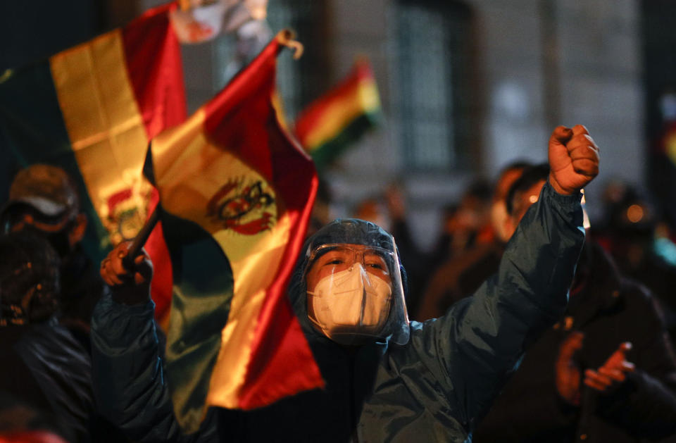 Un partidario de la expresidenta interina de Bolivia, Jeanine Áñez, grita consignas contra el gobierno de Luis Arce durante una protesta en La Paz, Bolivia, el lunes 15 de marzo de 2021. (AP Foto/Juan Karita)