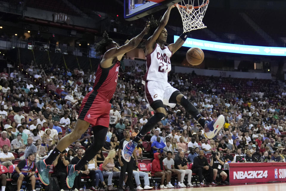 Cleveland Cavaliers' Emoni Bates, right, dunks against Houston Rockets' Jermaine Samuels Jr. during the first half of a NBA summer league championship basketball game Monday, July 17, 2023, in Las Vegas. (AP Photo/John Locher)