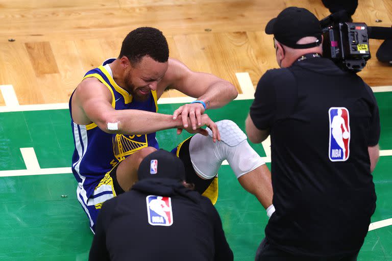 No llegó a terminar el partido y Curry se deja invadir por la emoción.