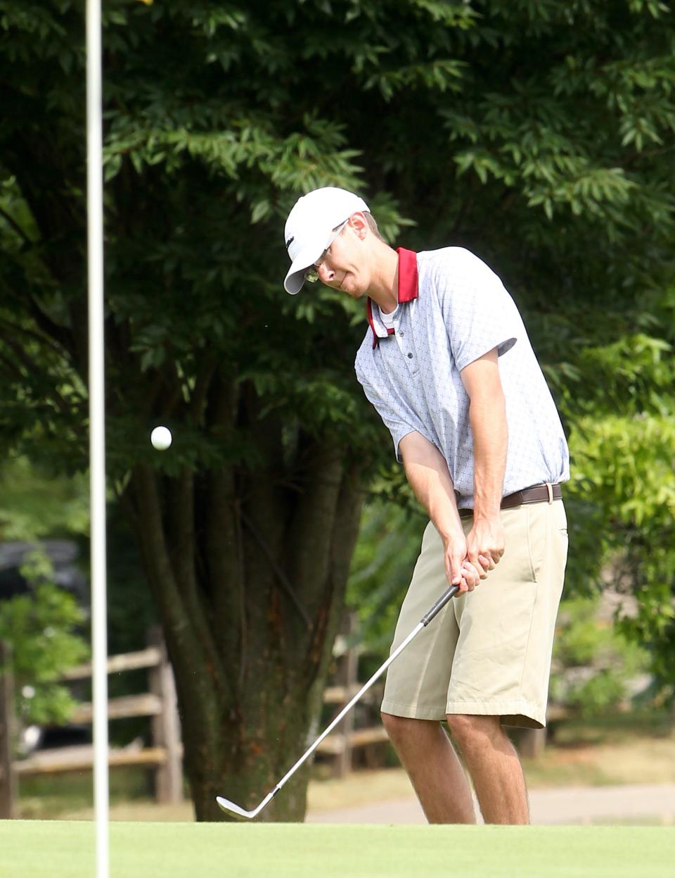 Brad McLaughlin sends chips onto the first green at Cascades Golf Course during the City Golf Qualifying Tournament on Sunday, June 26, 2022.