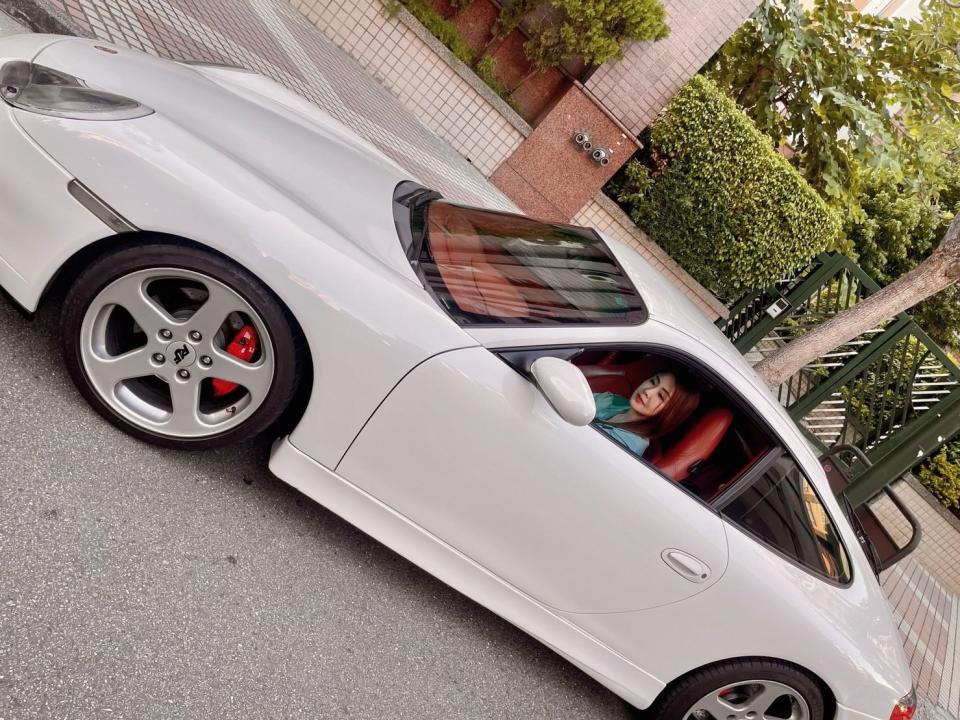 【名人聊愛車】李婉鈺愛車保時捷Porsche 911(996)一開19年 白色外觀紅色內裝質感好 自手排性能佳、開快也好駕馭！